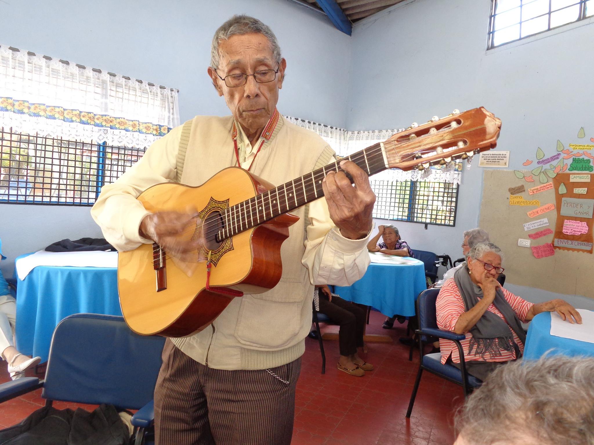 Adulto mayor tocando guitarra
